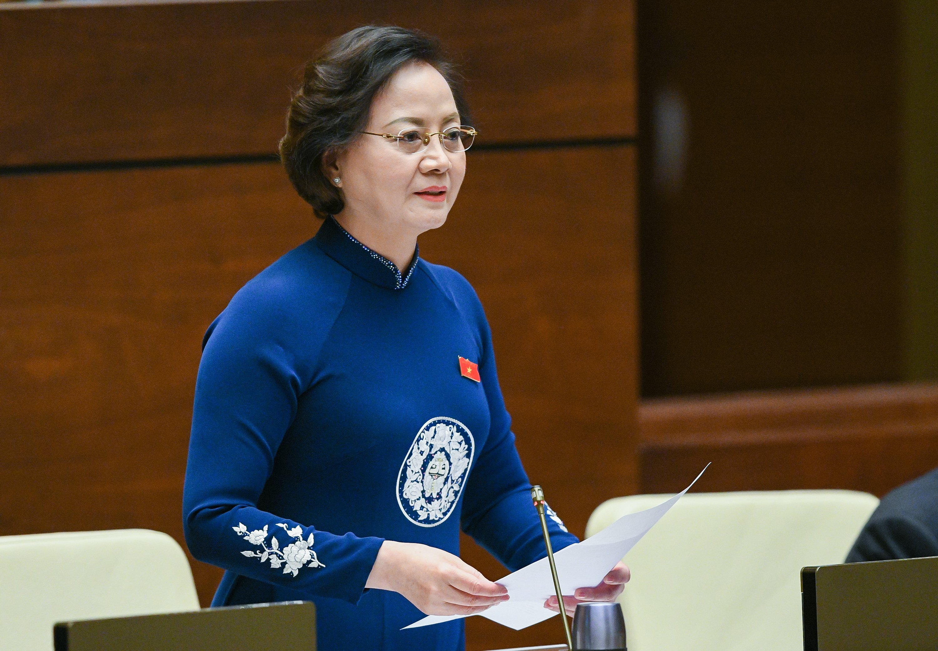 Bộ trưởng Bộ Nội vụ Phạm Thị Thanh Trà trả lời chất vấn của đại biểu Quốc hội. Ảnh - Quochoi.vn. 