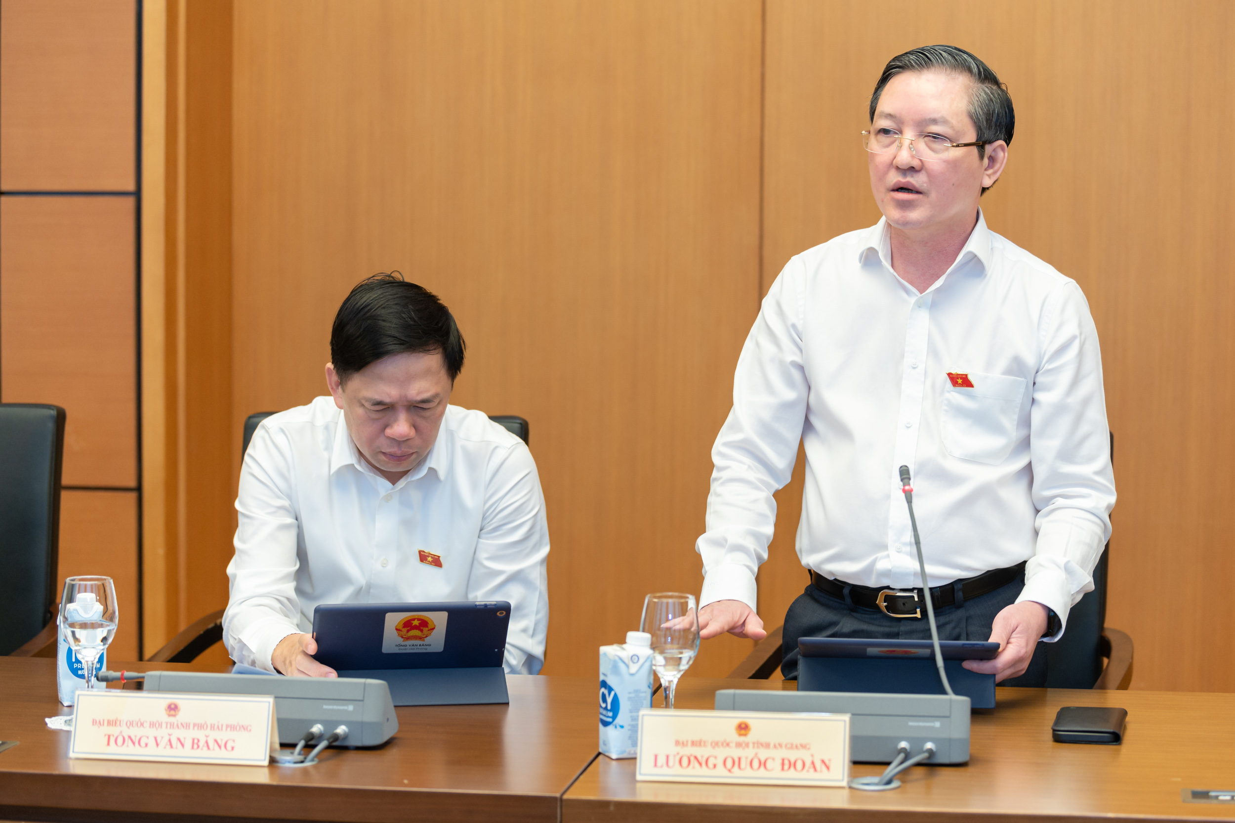 Đại biểu Lương Quốc Đoàn (An Giang)ại tổ thảo luận về dự thảo Luật Đất đai (sửa đổi) - Ảnh: HQ.