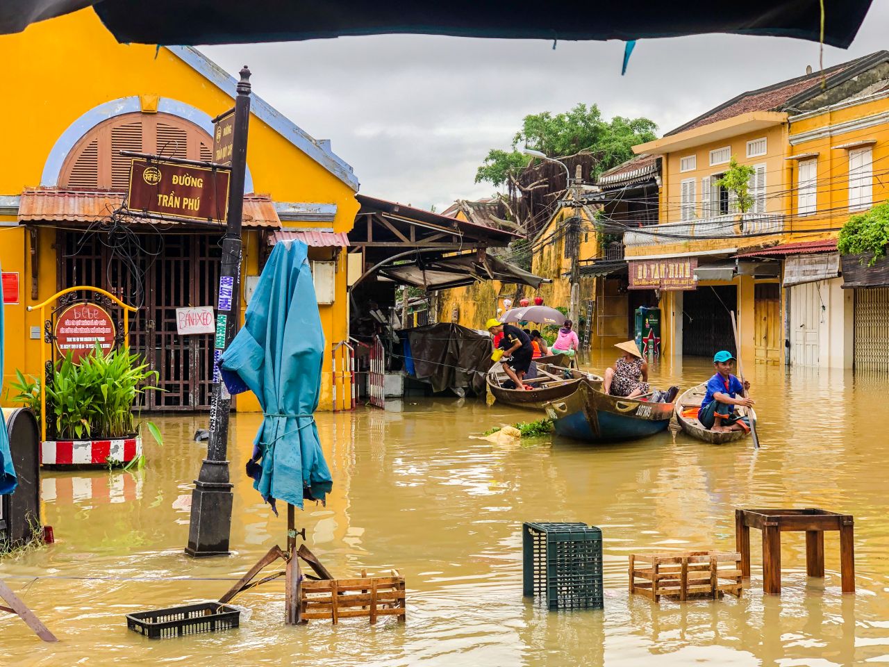 Du khách nước ngoài sẵn sàng trả chi phí thuê thuyền, ghe len lỏi vào những con phố cổ kính để trải nghiệm mùa mưa lũ.