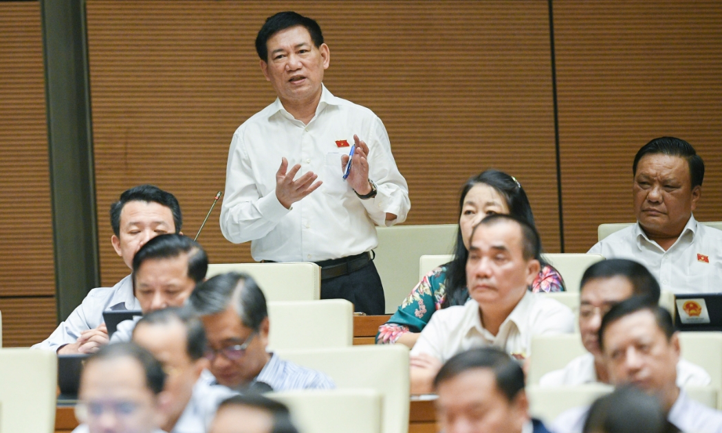 Bộ trưởng Bộ Tài chính Hồ Đức Phớc, nhấn mạnh cần có chính sách tốt để giữ lực lượng tinh hoa nhất, nhất là lĩnh vực giáo dục, y tế để phục vụ người dân.