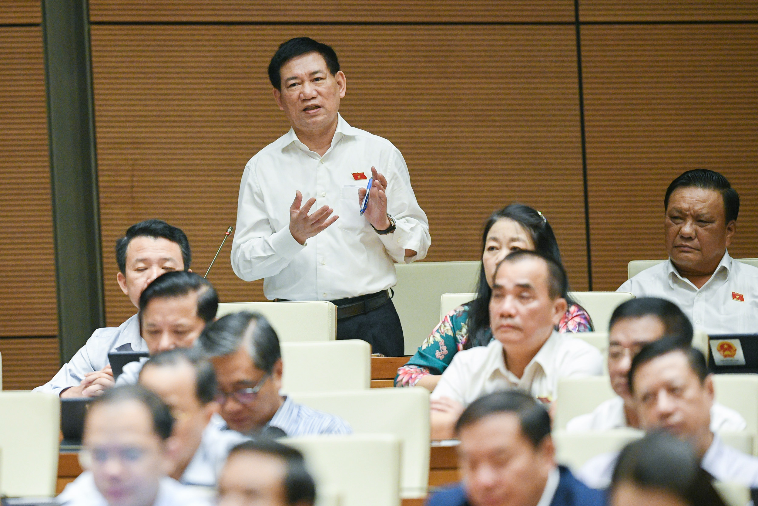 Bộ trưởng Bộ Tài chính Hồ Đức Phớc, nhấn mạnh cần có chính sách tốt để giữ lực lượng tinh hoa nhất, nhất là lĩnh vực giáo dục, y tế để phục vụ người dân.