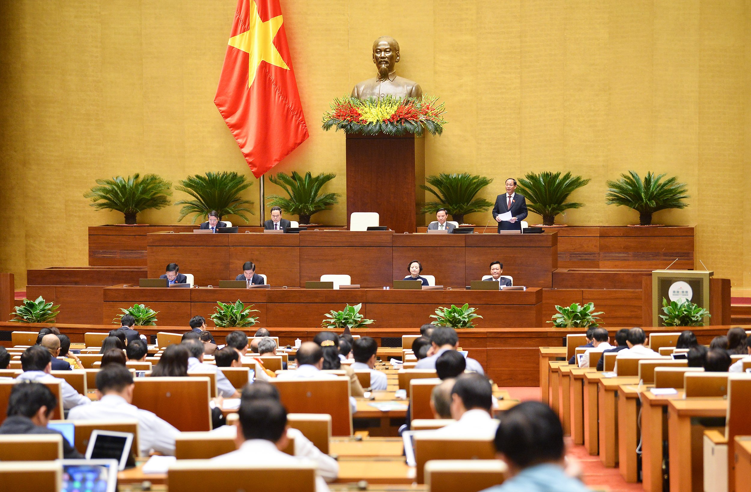 Ng&agrave;y 5/11, tại Nh&agrave; Quốc hội, dưới sự điều h&agrave;nh của Thượng tướng Trần Quang Phương - Ph&oacute; Chủ tịch Quốc hội, Quốc hội tiếp tục chất vấn nh&oacute;m vấn đề thứ ba thuộc lĩnh vực nội vụ, đồng thời tiến h&agrave;nh chất vấn nh&oacute;m vấn đề thứ 4 &ndash; lĩnh vực Thanh tra - Ảnh: Quochoi.vn.