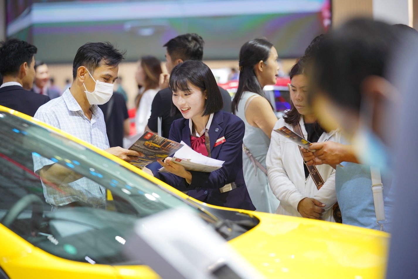 Các nhân viên sales hoạt động hết công suất trước sự quan tâm của khách hàng (nguồn MG Việt Nam).