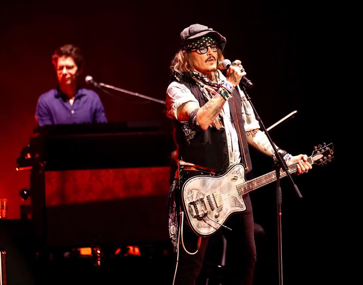 Sau khi ra mắt album nhạc Johnny Depp có thể sẽ trình diễn giọng hát chứ không chỉ nội y của Rihanna.