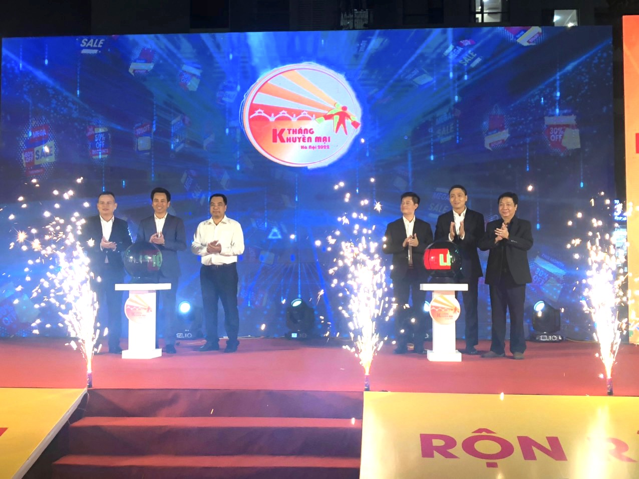 C&aacute;c đại biểu ấn n&uacute;t khai mạc Th&aacute;ng khuyến mại H&agrave; Nội năm 2022.&nbsp;