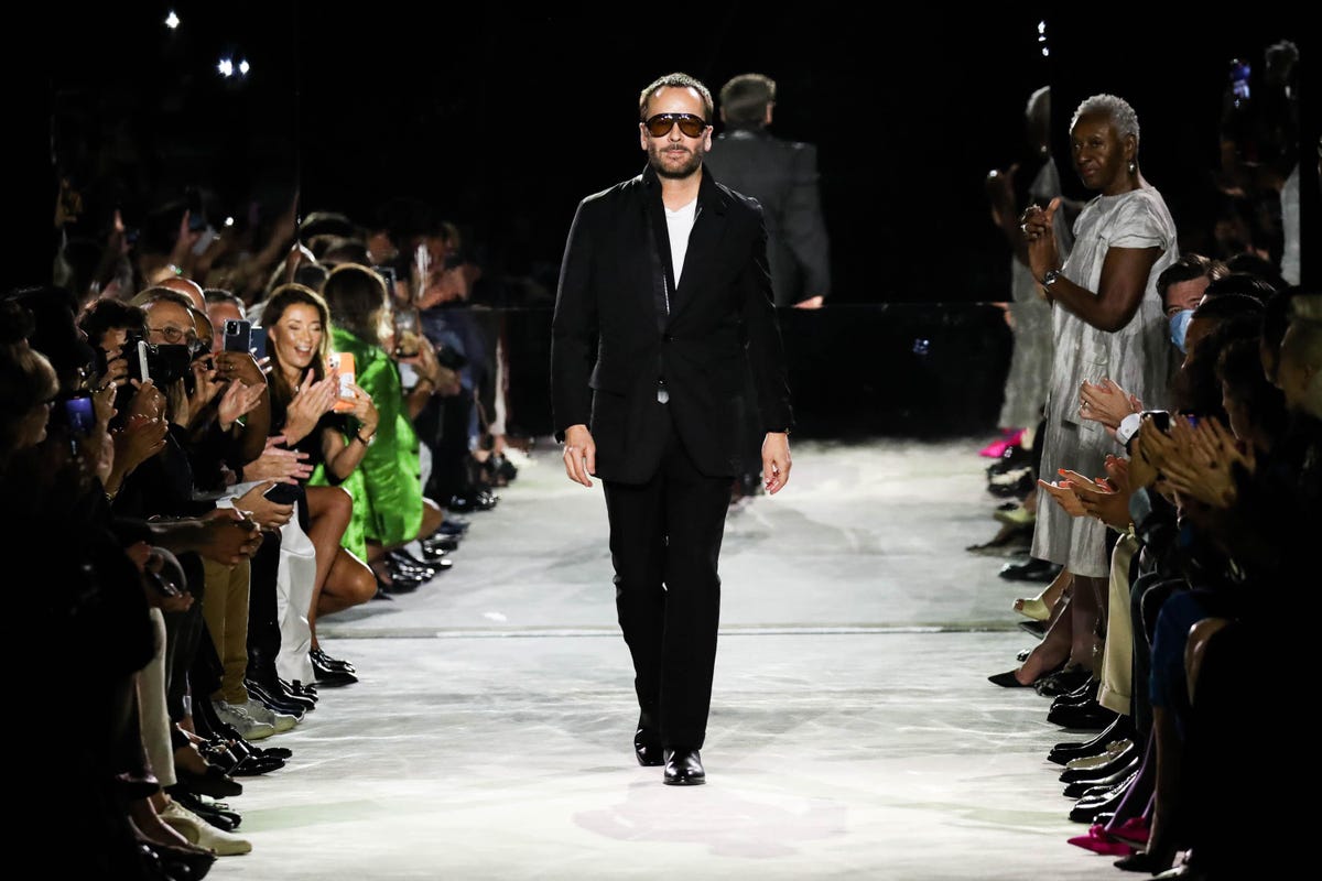 Trước khi thành lập thương hiệu riêng, Tom Ford đã là giám đốc sáng tạo và khiến doanh thu của Gucci đã tăng vọt với mức 500 triệu USD vào năm 1995.