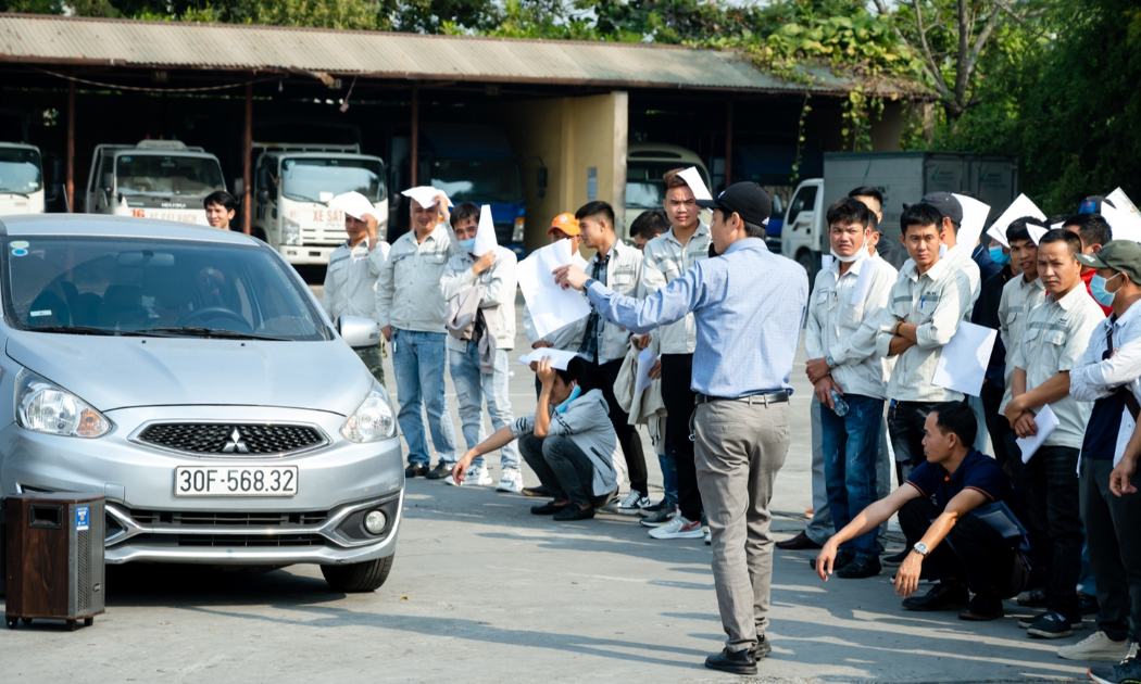 Các lái xe được các chuyên gia được GIZ đào tạo hướng dẫn thực hành lái xe sinh thái và lái xe phòng thủ.