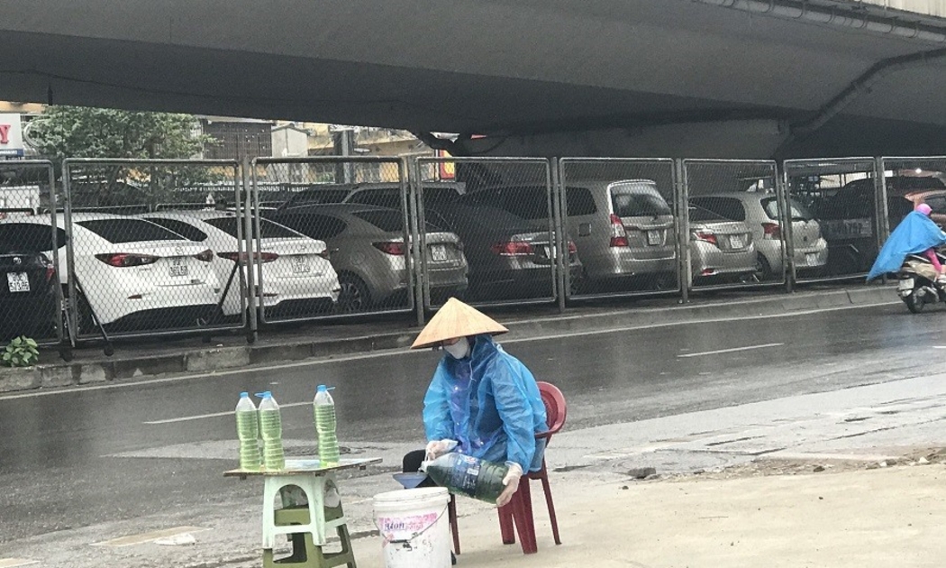 Mạng xã hội đang lan truyền nhiều thông tin chưa hiểu đúng về quy định của pháp luật đối với hành vi mua bán xăng qua thùng, can, chai...