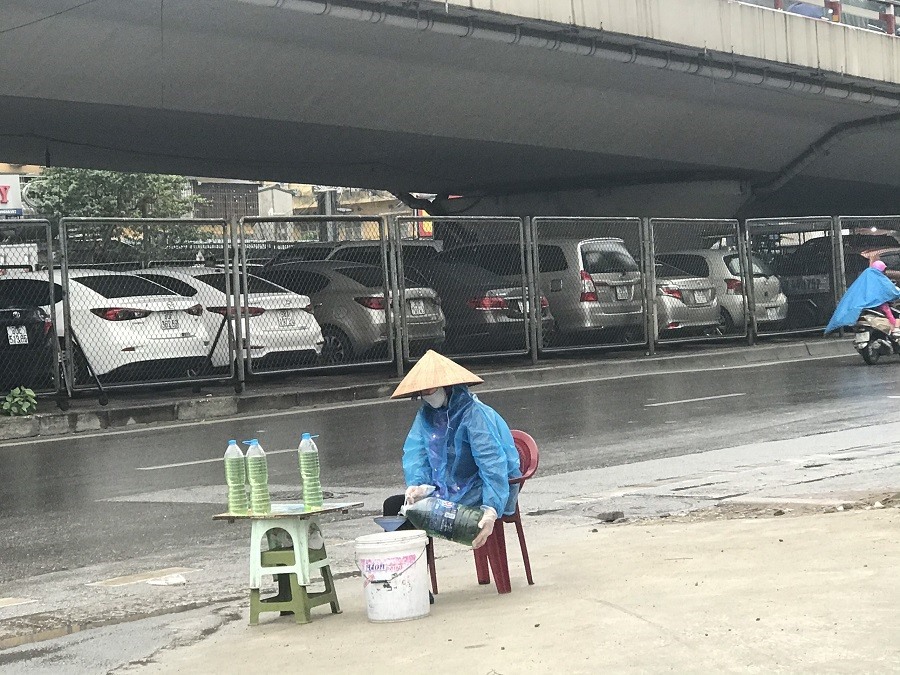  Mạng xã hội đang lan truyền nhiều thông tin chưa hiểu đúng về quy định của pháp luật đối với hành vi mua bán xăng qua thùng, can, chai...