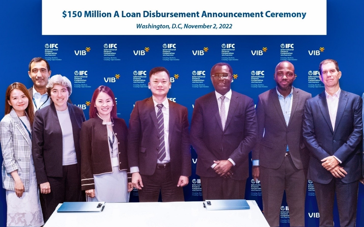 Ông Lê Quang Trung - Giám đốc Khối Nguồn vốn và ngoại hối VIB cùng đại diện IFC tại lễ công bố khoản vay.