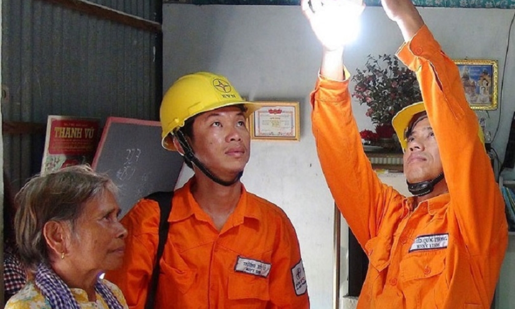 Trong tháng Tri ân khách hàng năm 2021, EVN và các đơn vị đã sửa chữa, lắp đặt mới hệ thống điện sinh hoạt cho hơn 6.000 hộ nghèo.