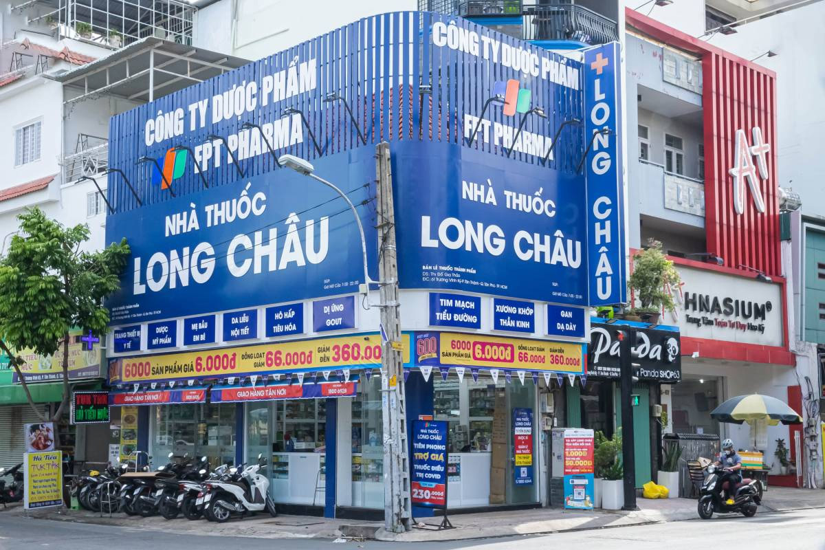 Tính đến cuối quý 3/2022, FRT đã sở hữu 745 cửa hàng FPT Shop (so với 647 cửa hàng tính đến cuối năm 2021) và 800 nhà thuốc Long Châu (so với 400 cửa hàng tính đến cuối năm 2021).
