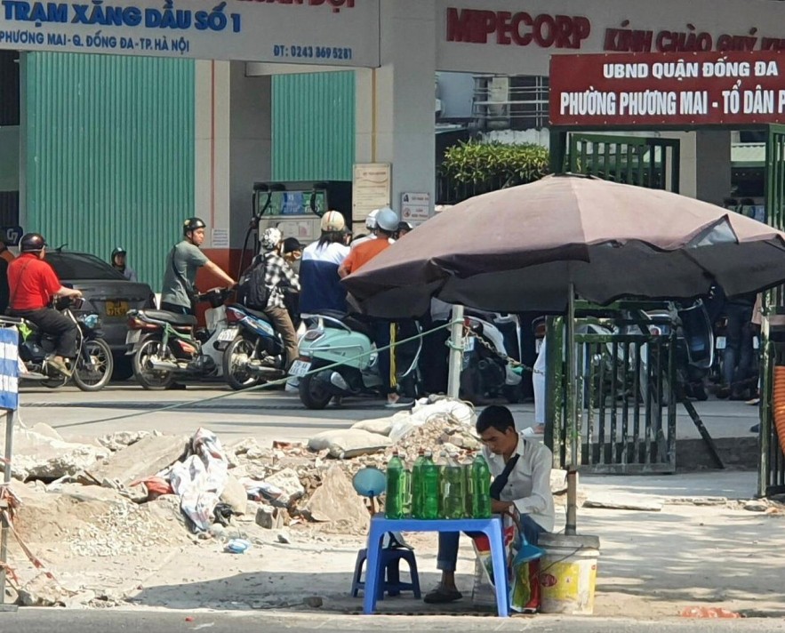 Mấy ngày qua xuất hiện tình trạng mua bán xăng dầu qua các bình, can, chai, lọ