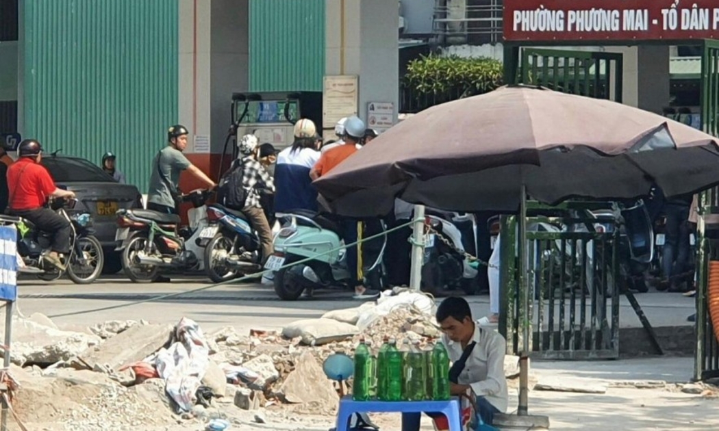 Mấy ngày qua xuất hiện tình trạng mua bán xăng dầu qua các bình, can, chai, lọ