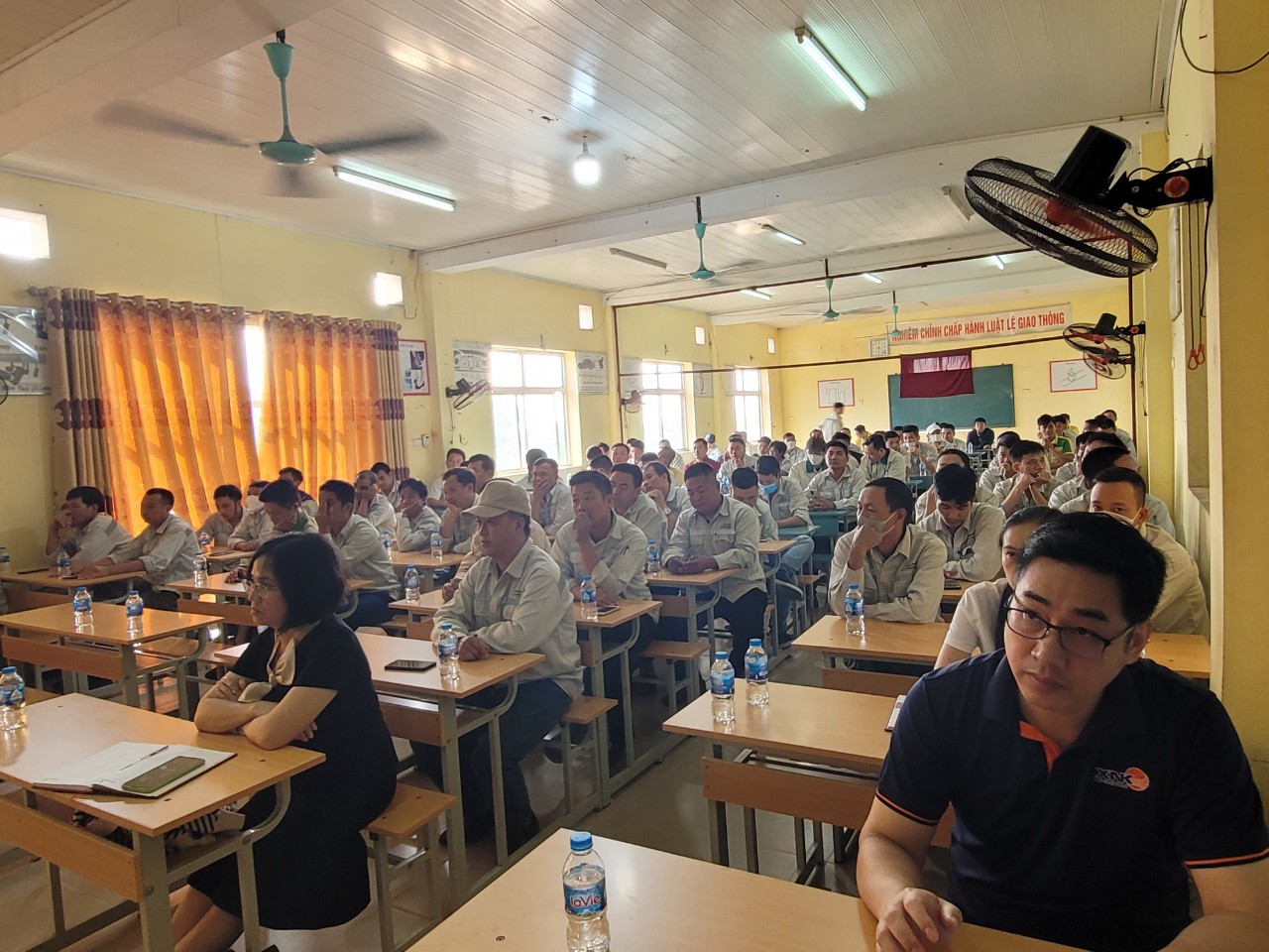 Các lái xe được hướng dẫn lý thuyết.