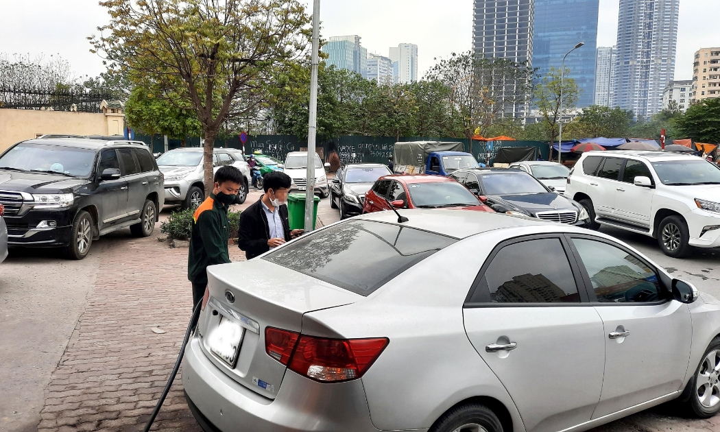 Ô tô xếp hàng dài chờ mua xăng.