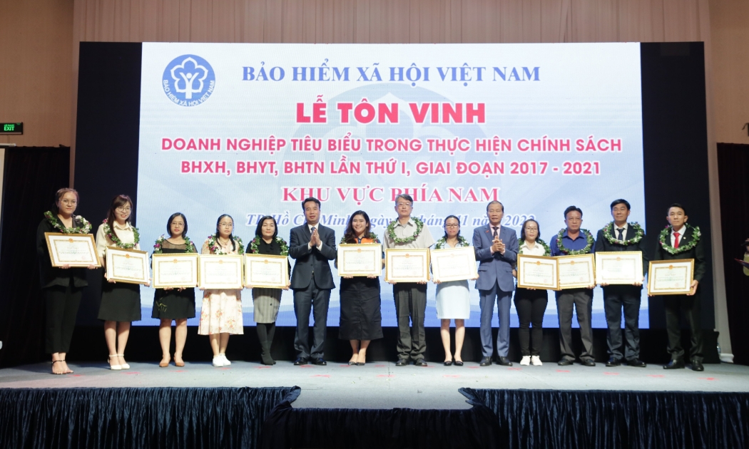 Đại diện các doanh nghiệp được vinh danh. Ảnh - Bảo hiểm xã hội Việt Nam.