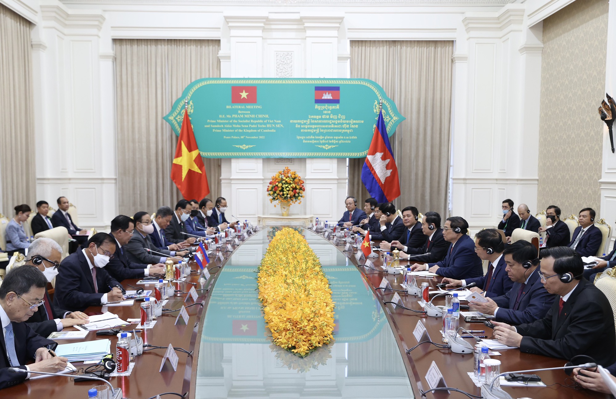 Tại cuộc hội đàm, Thủ tướng Chính phủ Phạm Minh Chính bày tỏ vui mừng lần đầu tiên thăm chính thức Vương quốc Campuchia trên cương vị người đứng đầu Chính phủ Việt Nam; cảm ơn Campuchia đã dành cho Đoàn đại biểu cấp cao Việt Nam sự đón tiếp chân tình và nồng hậu.