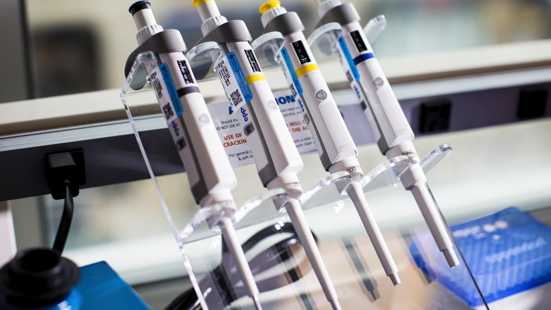 Ngo&agrave;i Pfizer/BioNtech,&nbsp;Moderna v&agrave; Merck cũng đang c&ugrave;ng ph&aacute;t triển một loại vaccine ung thư cho những bệnh nh&acirc;n ung thư hắc tố c&oacute; nguy cơ cao.