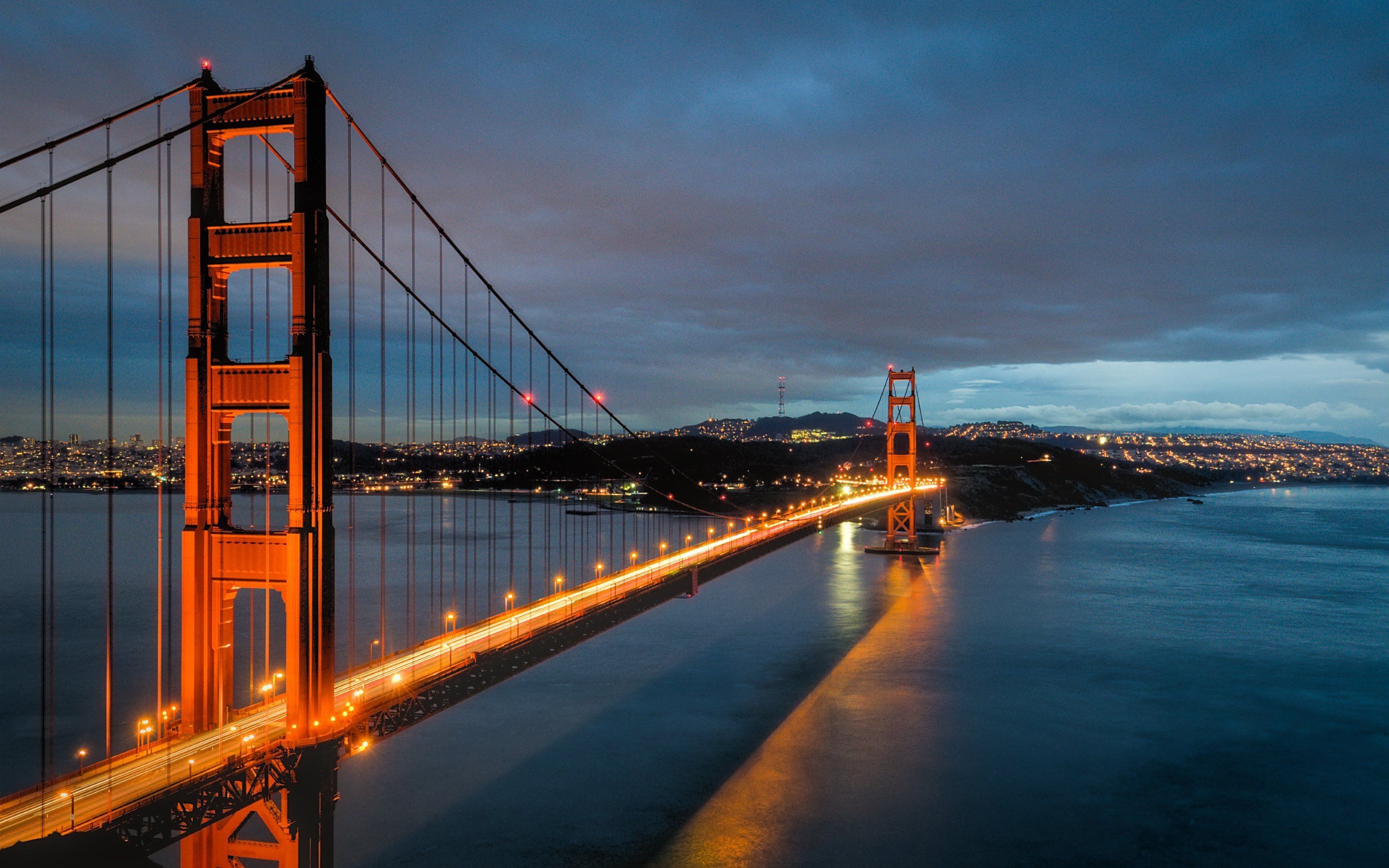 Golden Gate Bridge là một cây cầu treo ở Mỹ