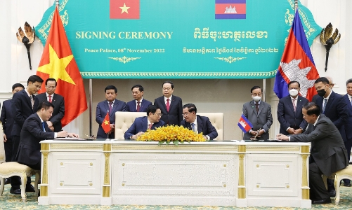 Thủ tướng Phạm Minh Chính và Thủ tướng Campuchia chứng kiến lễ ký kết 11 văn kiện giữa hai nước 