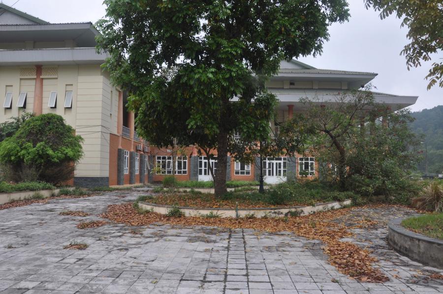 Khuôn viên Trung tâm hội nghị Hàm Rồng bỏ hoang