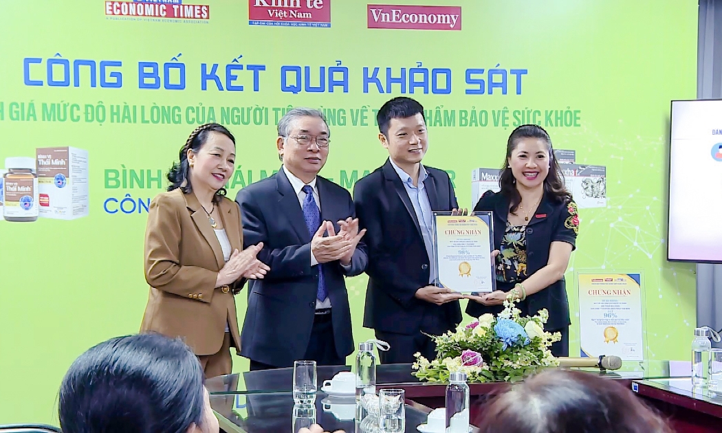 Bà Nguyễn Ngọc Diệp, Phó Trưởng ban tổ chức Chương trình Tin Dùng Việt Nam trao Kết quả nghiên cứu cho đại diện Công ty Cổ phần Dược phẩm Thái Minh. Ảnh và video: Việt Tuấn