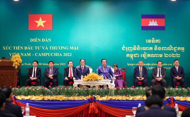 Hai Thủ tướng nghe báo cáo tại diễn đàn - Ảnh: VGP