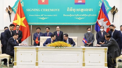 Vietnam, Cambodia affirm resolve to further relations ​