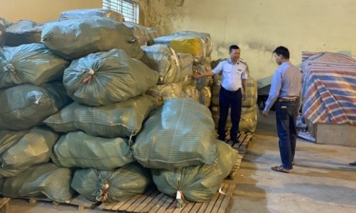 Tạm giữ 8.000 đôi giầy giả nhãn hiệu Nike bán trên Facebook 