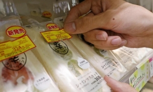  Thẻ giá có chiết khấu do AI tính toán được áp dụng tại cửa hàng tiện lợi Lawson