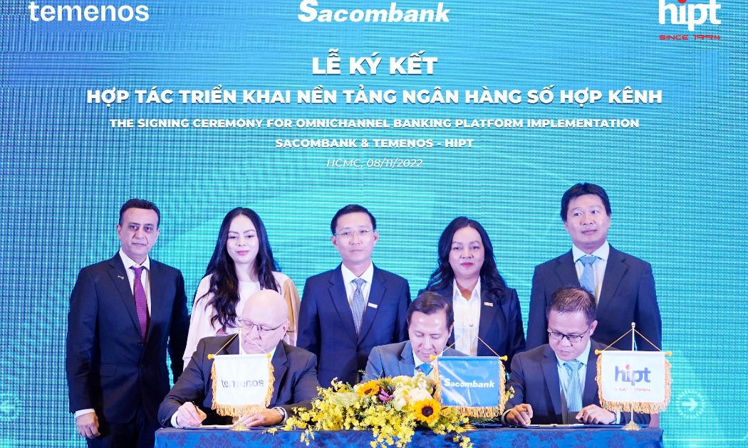Đại diện Sacombank - ông Bùi Văn Dũng (Phó Tổng giám đốc), đại diện Temenos - ông Craig Bennet (Tổng giám đốc Khu vực Châu Á - Thái Bình Dương) và đại diện Tập đoàn HiPT - ông Phạm Nguyễn Cao Đằng (Phó Tổng giám đốc) thực hiện nghi thức ký kết hợp tác.
