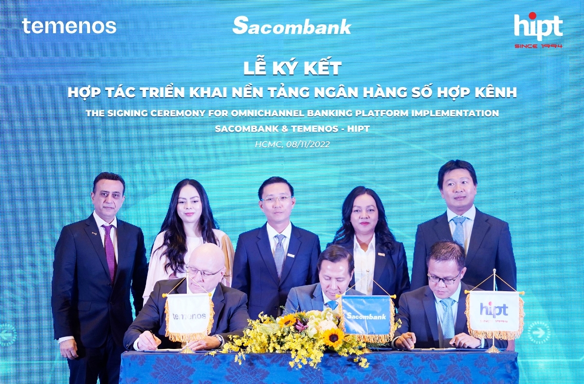 Đại diện Sacombank - ông Bùi Văn Dũng (Phó Tổng giám đốc), đại diện Temenos - ông Craig Bennet (Tổng giám đốc Khu vực Châu Á - Thái Bình Dương) và đại diện Tập đoàn HiPT - ông Phạm Nguyễn Cao Đằng (Phó Tổng giám đốc) thực hiện nghi thức ký kết hợp tác.