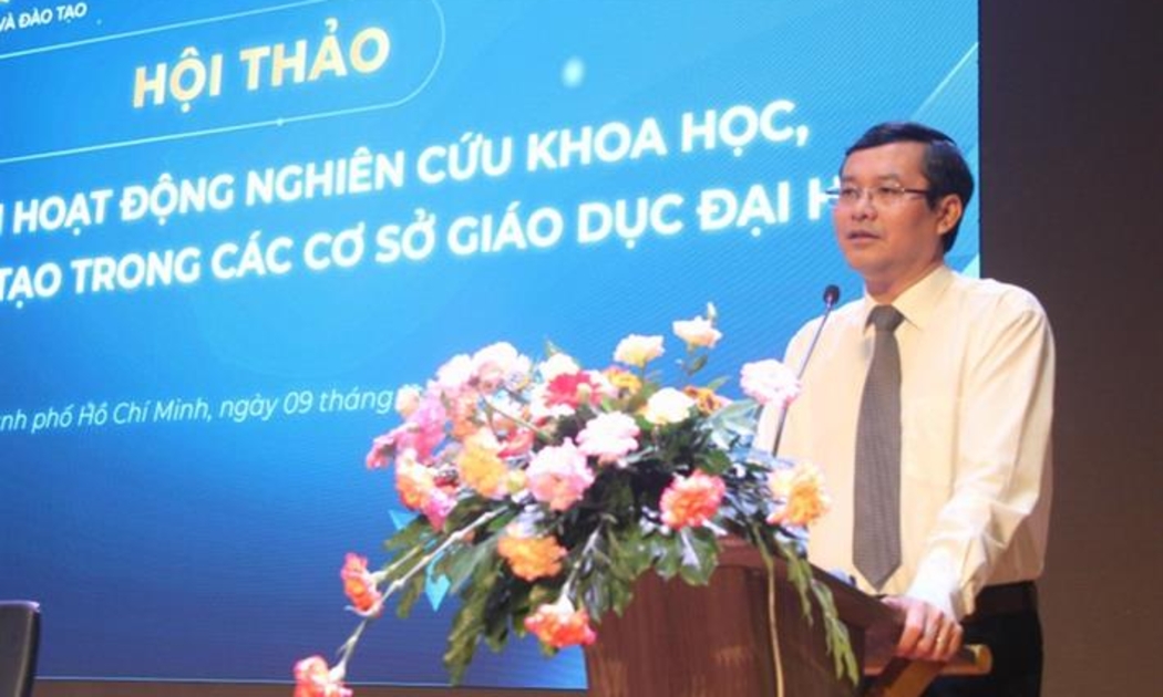 Thứ trưởng Nguyễn Văn Phúc trình bày tại hội thảo.