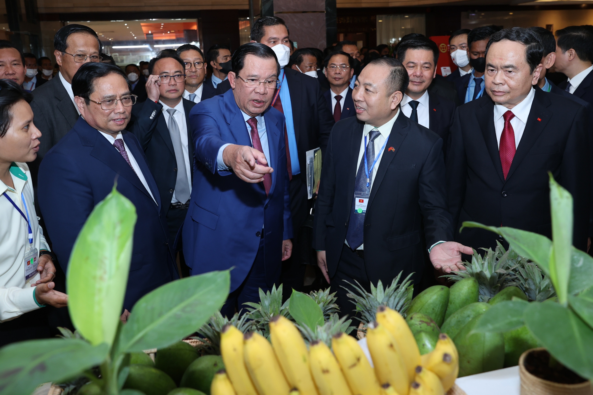 Thủ tướng Chính phủ Phạm Minh Chính cùng Thủ tướng Vương quốc Campuchia Samdech Techo Hun Sen tham quan một số gian hàng giới thiệu về sản phẩm của doanh nghiệp Việt Nam đầu tư tại Campuchia - Ảnh: VGP