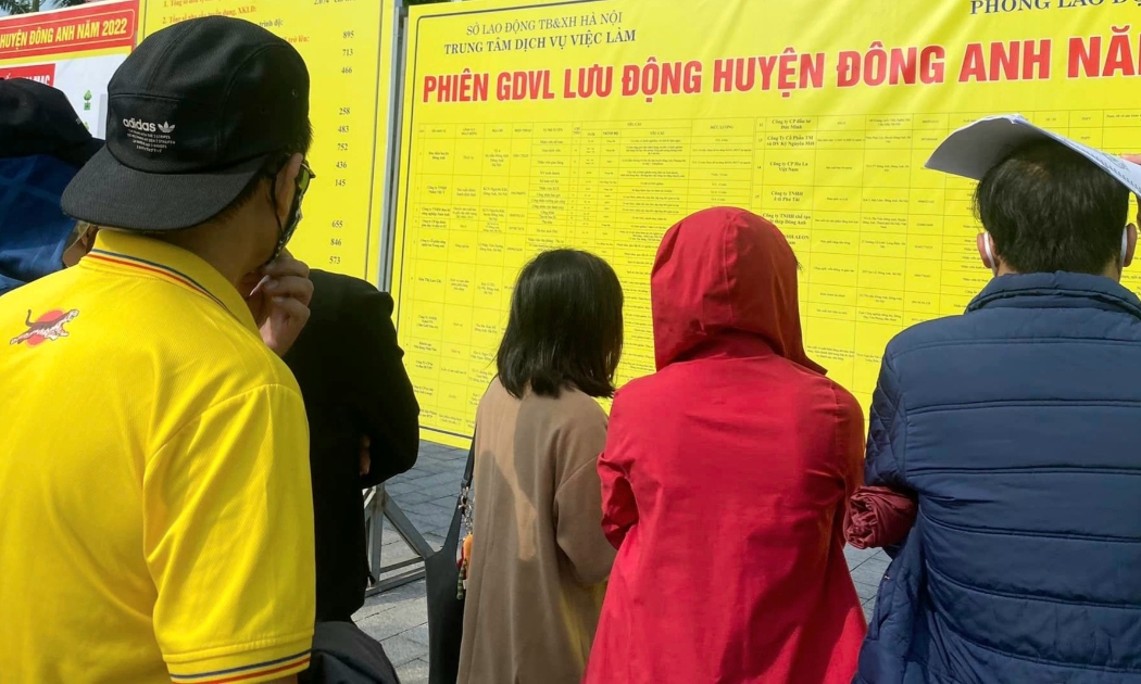 Người lao động tham gia một phiên tuyển dụng việc làm tại Hà Nội.