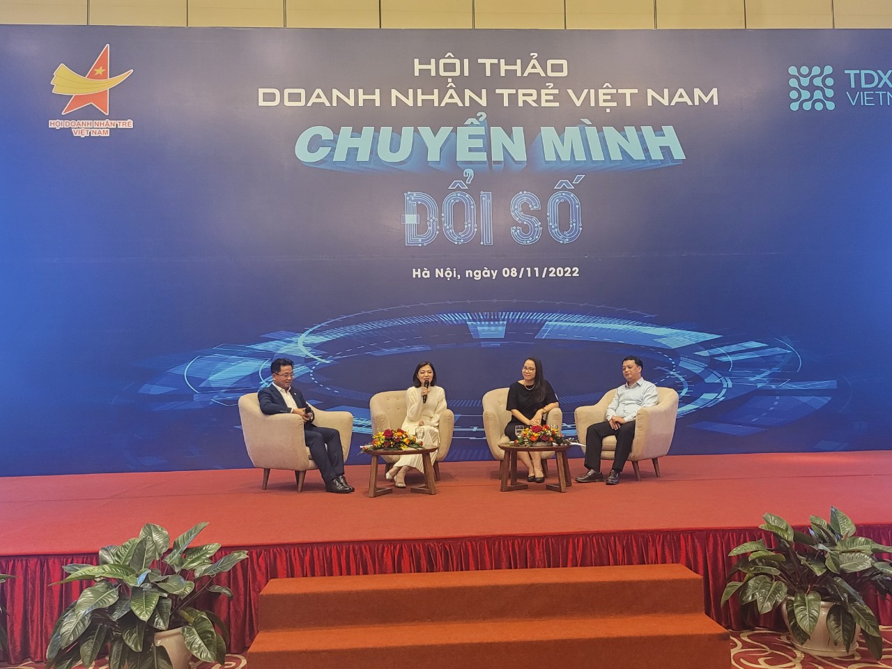 Các diễn giả trao đổi tại hội thảo.