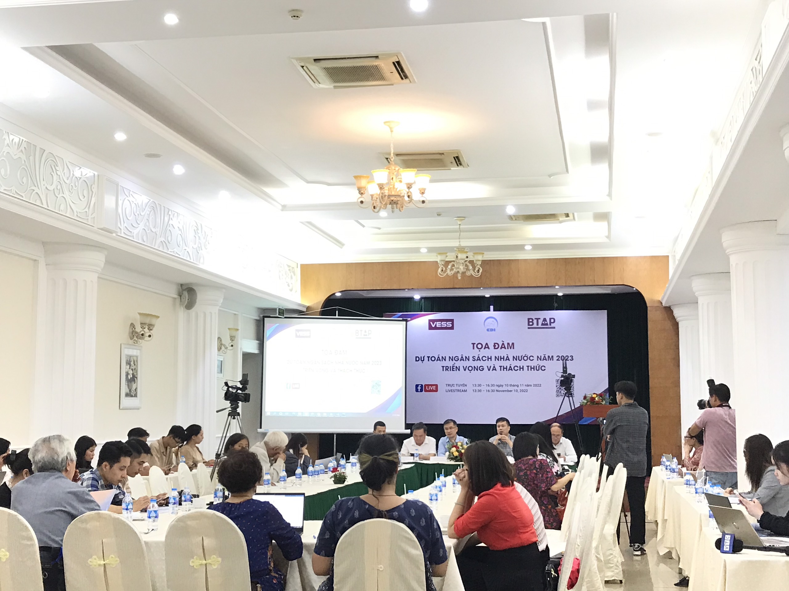 To&agrave;n cảnh&nbsp;tọa đ&agrave;m &ldquo;Dự to&aacute;n Ng&acirc;n s&aacute;ch nh&agrave; nước năm 2023 &ndash; Triển vọng v&agrave; th&aacute;ch thức&rdquo; .