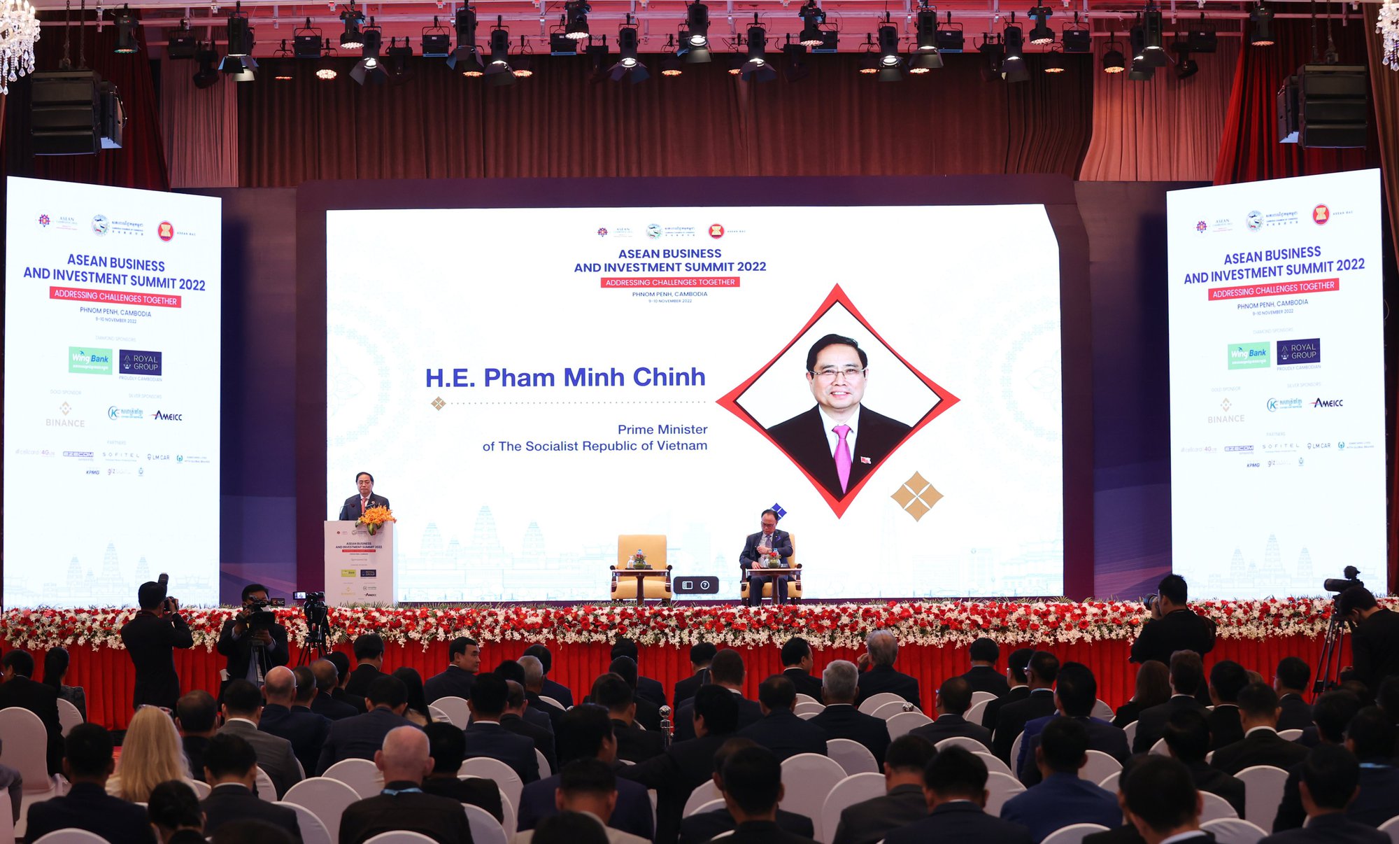 Sáng ngày 10/11, tại Thủ đô Phnom Penh (Vương quốc Campuchia), Thủ tướng Phạm Minh Chính đã dự và phát biểu tại Hội nghị Thượng đỉnh kinh doanh và đầu tư ASEAN (ASEAN BIS).