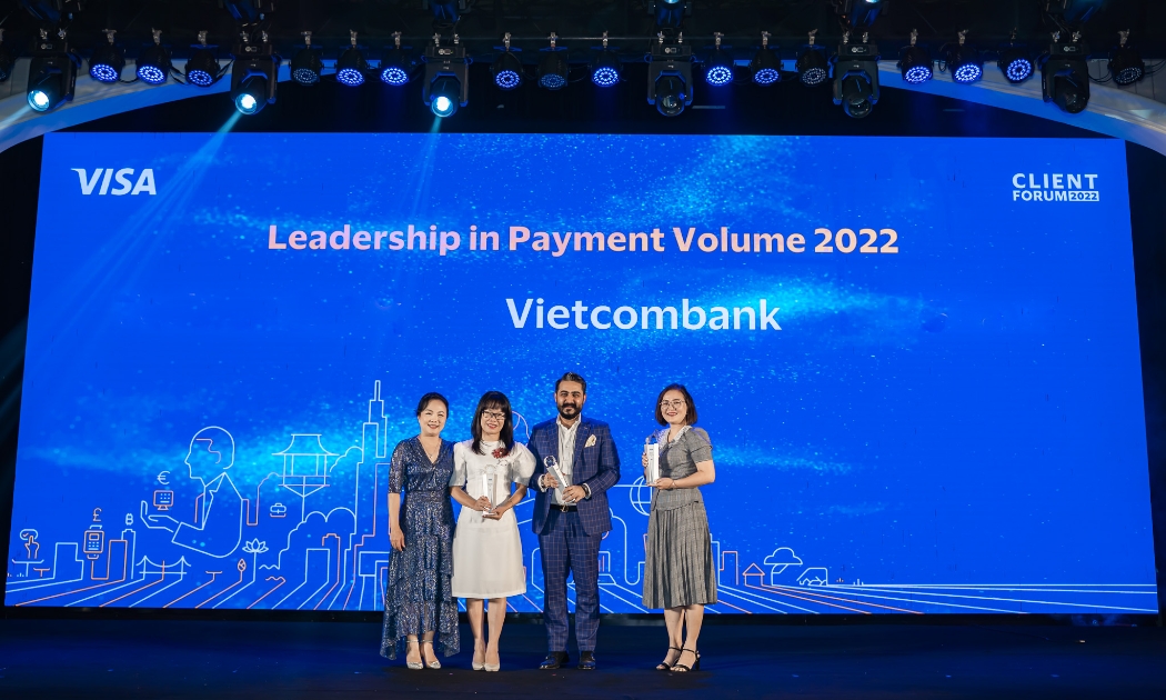 Bà Đoàn Hồng Nhung - Phó Giám đốc Khối bán lẻ Vietcombank nhận giải thưởng.