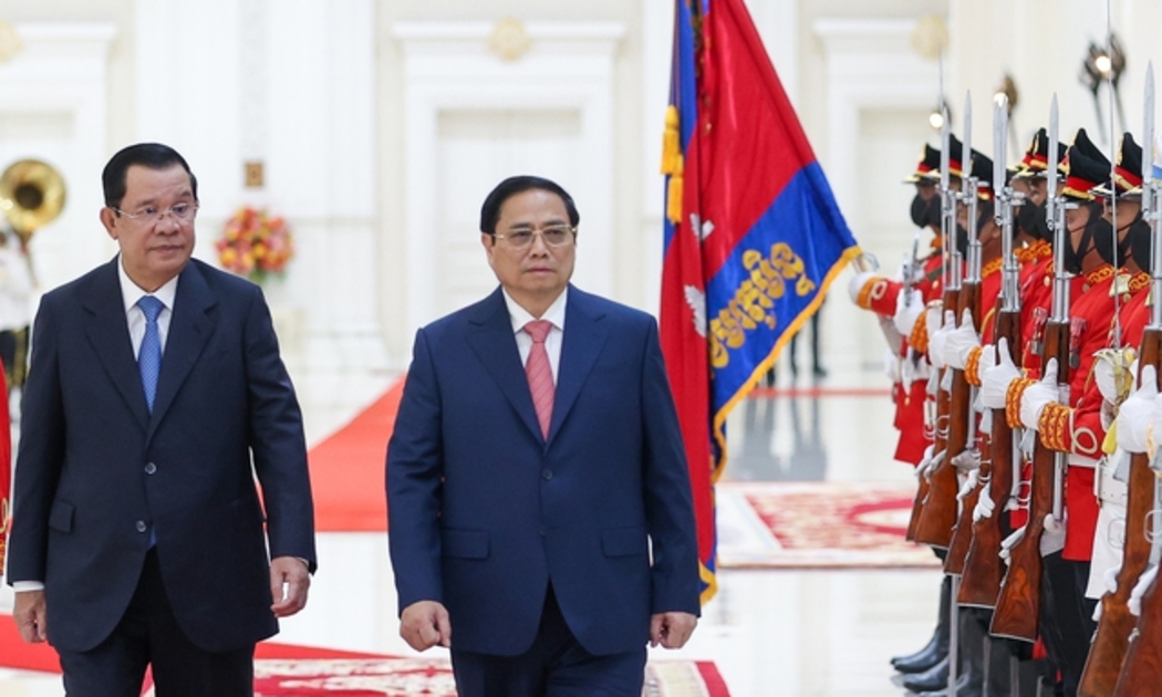 Thủ tướng Vương quốc Campuchia Samdech Techo Hun Sen chủ trì lễ đón Thủ tướng Chính phủ Phạm Minh Chính ngày 8/11 - Ảnh: VGP