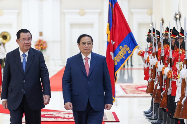 Thủ tướng Vương quốc Campuchia Samdech Techo Hun Sen chủ trì lễ đón Thủ tướng Chính phủ Phạm Minh Chính ngày 8/11 - Ảnh: VGP