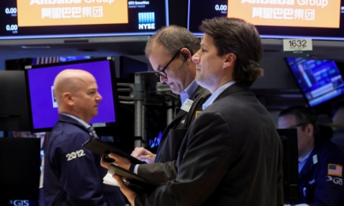 Dow Jones “bốc hơi” gần 650 điểm, giá dầu “bay” 3%