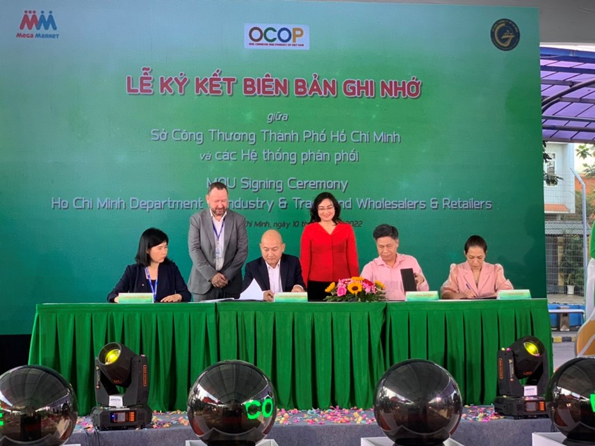 Tại lễ khai mạc, Sở C&ocirc;ng thương TP.HCM v&agrave; c&aacute;c tỉnh th&agrave;nh đ&atilde; k&yacute; kết thỏa thuận hợp t&aacute;c với MM Mega Market Việt Nam để kết nối ti&ecirc;u thụ sản phẩm OCOP của 25 nh&agrave; cung cấp - Ảnh: VM.