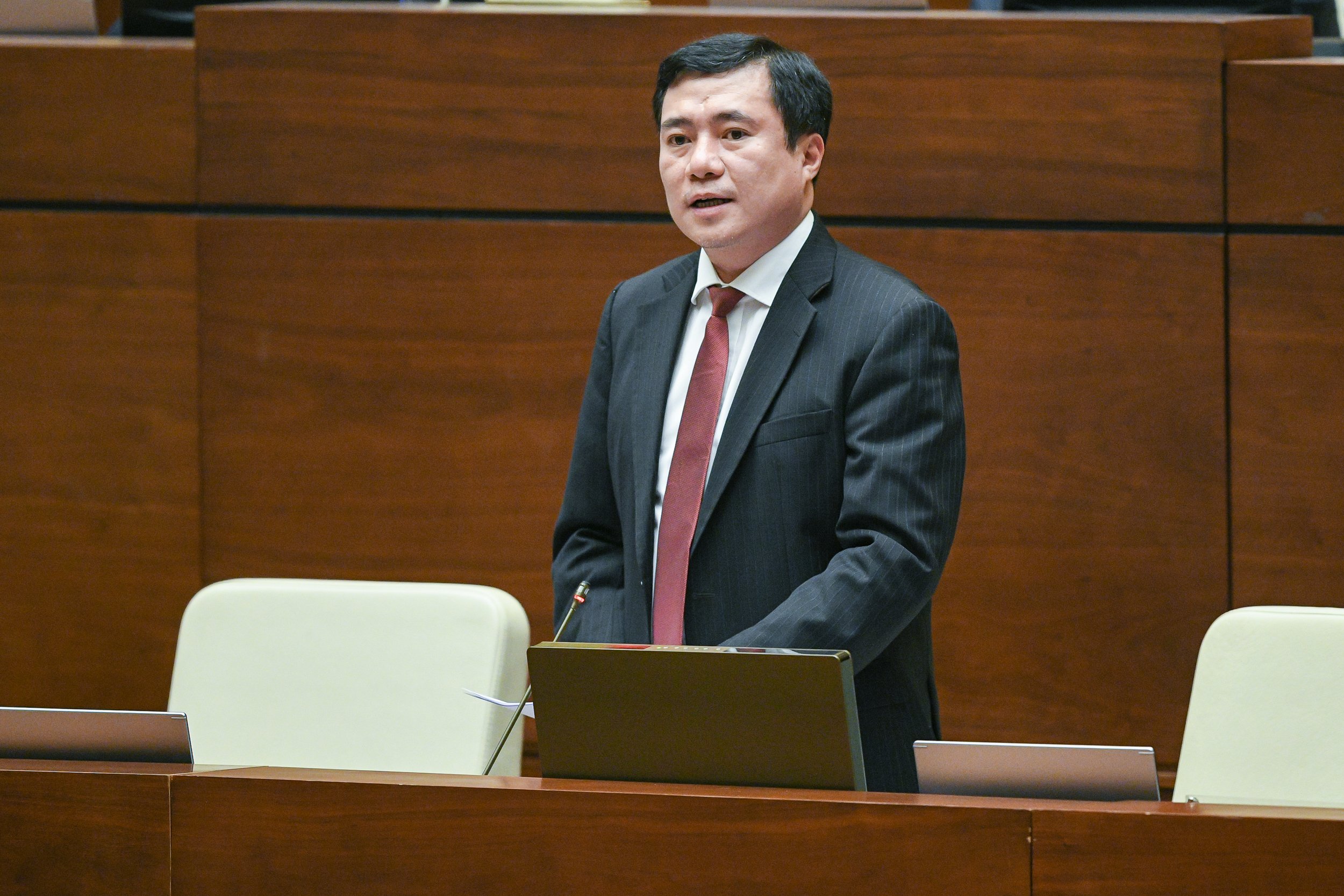 Thứ trưởng Bộ Công Thương Nguyễn Sinh Nhật Tân giải trình một số nội dung đại biểu quan tâm trong Dự án Luật Bảo vệ quyền lợi người tiêu dùng (sửa đổi). Ảnh - Quochoi.vn. 