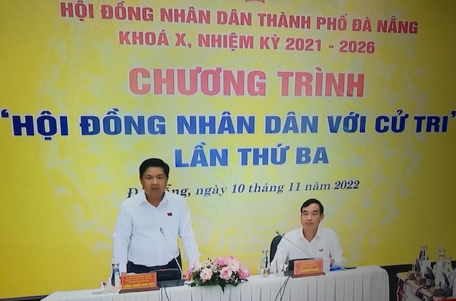 Ông Lương Nguyễn Minh Triết (bên trái), Chủ tịch HĐND TP. Đà Nẵng phát biểu tại Hội nghị "Chương trình HĐND với cử tri".