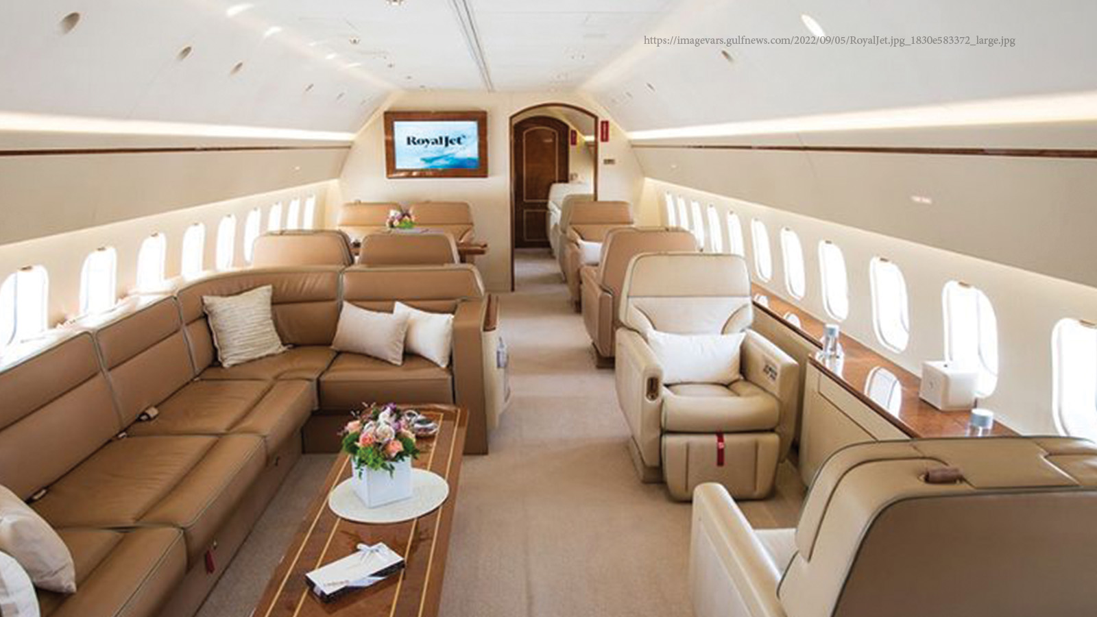 Một chuyến bay như từ Dubai sang Qatar kéo dài chưa đến 1 tiếng đồng hồ có giá hơn 65 nghìn USD.
