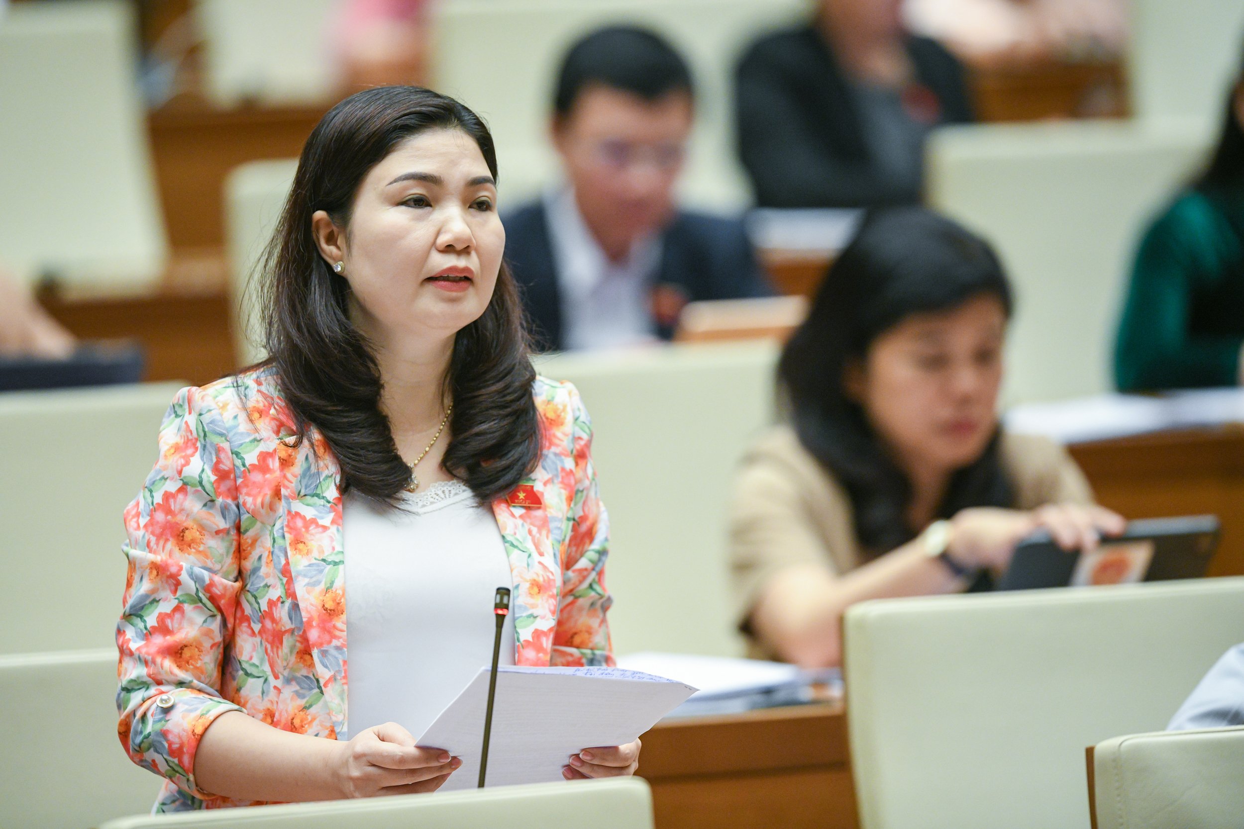 Đại biểu Trần Thị Vân, Đoàn Đại biểu Quốc hội tỉnh Bắc Ninh đề nghị quy định chặt chẽ hơn trách nhiệm bồi thường thiệt hại do sản phẩm  khuyết tật gây ra. Ảnh - Quochoi.vn. 