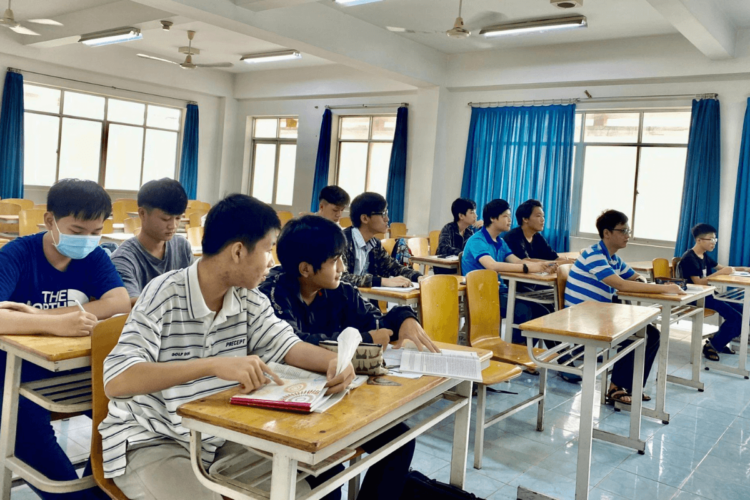 Theo Thông tư 15, học sinh được cấp giấy chứng nhận đủ yêu cầu khối lượng kiến thức văn hóa trung học phổ thông để theo học trình độ cao hơn. Ảnh minh họa.