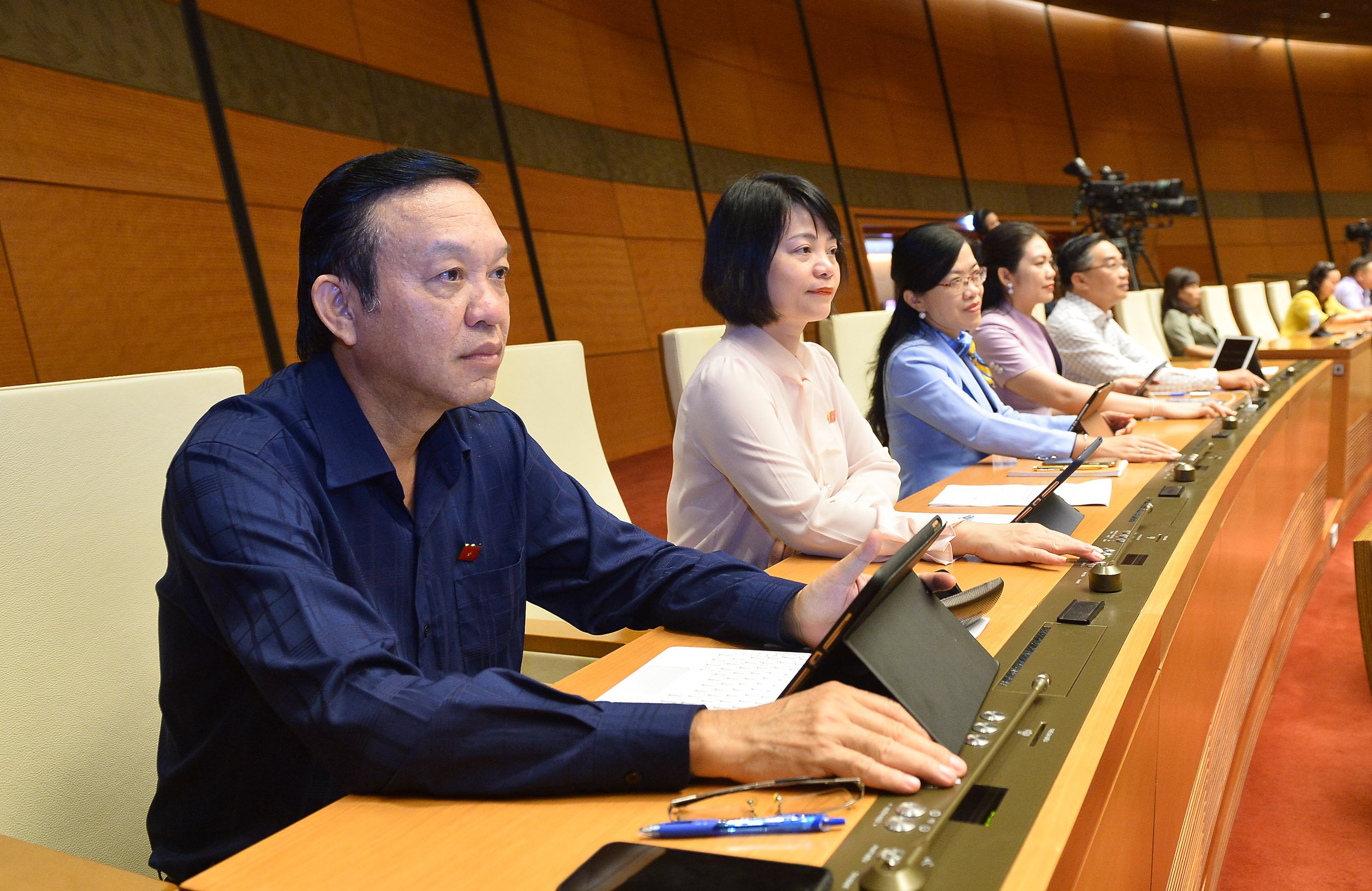 Các đại biểu biểu quyết bằng hệ thống điện tử.